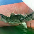 Popa dañada de un buque granelero surcoreano HMM tras ser golpeado por objetos no identificados el 4 de mayo en el estrecho d