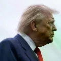 Donald Trump habla en el jardín sur de la Casa Blanca antes de abordar Marine One.