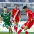 Ramiro Vaca se alista para dar un pase en el partido ante Raja Casablanca.