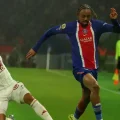 Bradley Barcola del PSG y Romain Del Castillo del Brest