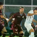 Matías Abisab de Blooming es marcado de cerca por Patricio Rodríguez de Bolívar.