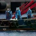 Pasajeros desembarcan del crucero MV Hondius en el puerto de Granadilla, Islas Canarias, España, el 10 de mayo de 2026.
