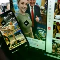 Mujeres creadas por inteligencia artificial hacen campaña por Donald Trump.