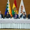 Autoridades del Gobierno en el diálogo con alcaldes y dirigentes de La Paz.
