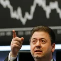 Un corredor gesticula en la bolsa de Fráncfort, Alemania