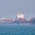 Buques portacontenedores fondean en el Estrecho de Ormuz, frente a Bandar Abbas, Irán, el sábado dos de mayo de 2026.