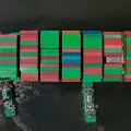 Remolcadores ayudan a un portacontenedores mientras se prepara para atracar en la terminal de contenedores de Manila, Filipin