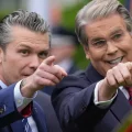 El secretario de Defensa estadounidense Pete Hegseth y el secretario del Tesoro Scott Bessent asisten al recibimiento del rey