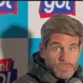 El DT español durante la conferencia de prensa tras el partido con ABB en El Alto.