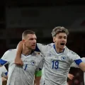 La selección de Bosnia celebrando uno de sus goles ante Italia en el repechaje europeo.