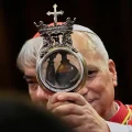 El papa León XIV sostiene una ampolla ceremonial que contiene la sangre de San Genaro.