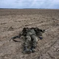El cuerpo de un soldado ruso abandonado en el frente, en las afueras de Kiev, en marzo de 2022