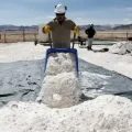 Trabajador en la planta de carbonato de litio en Uyuni.