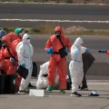 Pasajeros evacuados del crucero MV Hondius en el aeropuerto de Tenerife, Islas Canarias.