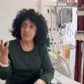 La premio Nobel Narges Mohammadi, en un hospital de Teheran este 10 de mayo.