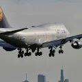 Un avión de Lufthansa se aproxima al aeropuerto de Fráncfort, Alemania, el martes 28 de abril de 2026.