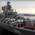 El crucero ruso Mariscal Ustinov preparándose para participar en ejercicios en el mar de Barents, en Severomorsk, Rusia.