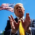 Donald Trump, ante los periodistas en el jardín de la Casa Blanca antes de salir hacia China, este martes.
