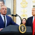 Robert F. Kennedy Jr., secretario de Salud y Servicios Humanos, y el presidente Donald Trump discuten sobre beneficios de FIV