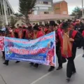 Los ponchos rojos se movilizan exigiendo la renuncia de Rodrigo Paz.