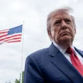 Una encuesta de CNN revela que el 77% afirma que las políticas de Trump han encarecido su vida.