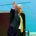 Donald Trump saluda al embarcar el Air Force One con destino China.