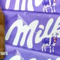 La tableta Milka Alpenmilch redujo su peso de 100g a 90g, lo que le valió el título de 'envase engañoso 2025'.