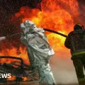 Bomberos ucranianos combaten un incendio tras ataques con drones rusos en la región central de Dnipropetrovsk