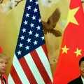 Donald Trump saluda junto al presidente chino, Xi Jinping, tras asistir a una rueda de prensa conjunta en el Gran Salón del P