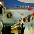 Donald Trump llegó este miércoles a Beijing, donde se reunirá con el presidente Xi Jinping.