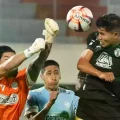 Rubén Cordano, arquero de Aurora, rechaza la pelota ante un intento de Real Oruro.