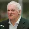 Bertie Ahern fue desafiado a dar su opinión sobre inmigración mientras hacía campaña electoral.