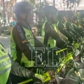 Policías en bicicleta custodiando el centro de la ciudad de Santa Cruz.