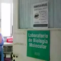 Cartel de prevención contra el hantavirus en un hospital de Bariloche, Argentina.