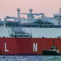 El buque metanero 'Hellas Diana' transporta una carga de GNL a la terminal energética 'Deutsche Ostsee' en Mukran, Alemania,