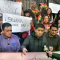 Con banderas bolivianas y carteles piden que se levanten los bloqueos. Foto: APG