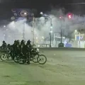 Efectivos de la Policía Nacional dispersan a manifestantes con agentes químicos en el puente de Río Seco