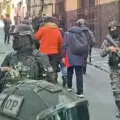 Dirigente del magisterio rural ingresando a dejar el pliego de su sector al Ministerio de Trabajo.