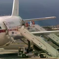 Un pasajero sube a un avión del Gobierno español tras bajar del crucero MV Hondius, afectado por hantavirus, en el aeropuerto