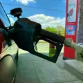 Una persona carga nafta en Littleton, Colorado.