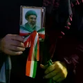 Un partidario del gobierno sostiene un retrato del líder supremo iraní, el ayatolá Mojtaba Khamenei, durante una concentració