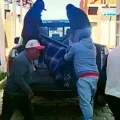 El momento en el que trasladan a uno de los afectados en el ataque armado