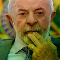 El presidente de Brasil, Luiz Inácio Lula da Silva, observa durante una ceremonia en el Palacio de Planalto, en Brasilia, Bra