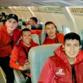 Jugadores del club en el avión que los trasladó de Sucre a La Paz.