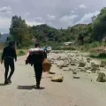 Las personas caminan varios kilómetros para pasar los puntos de bloqueo.