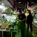 Un vendedor trabaja en su tienda en Teherán, Irán, donde los precios se han disparado.