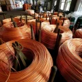 Cobre alcanza récord de 6,39 dólares mientras Chile enfrenta escándalo de auditoría en Codelco.