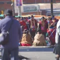Los Ponchos Rojos bloquean en la ciudad de El Alto.