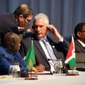 Miguel Díaz-Canel habla con el canciller cubano Bruno Rodríguez, en Johannesburgo. Foto: EFE