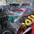 Enfrentamientos entre la Policía y maestros en inmediaciones del Ministerio de Trabajo, en La Paz.